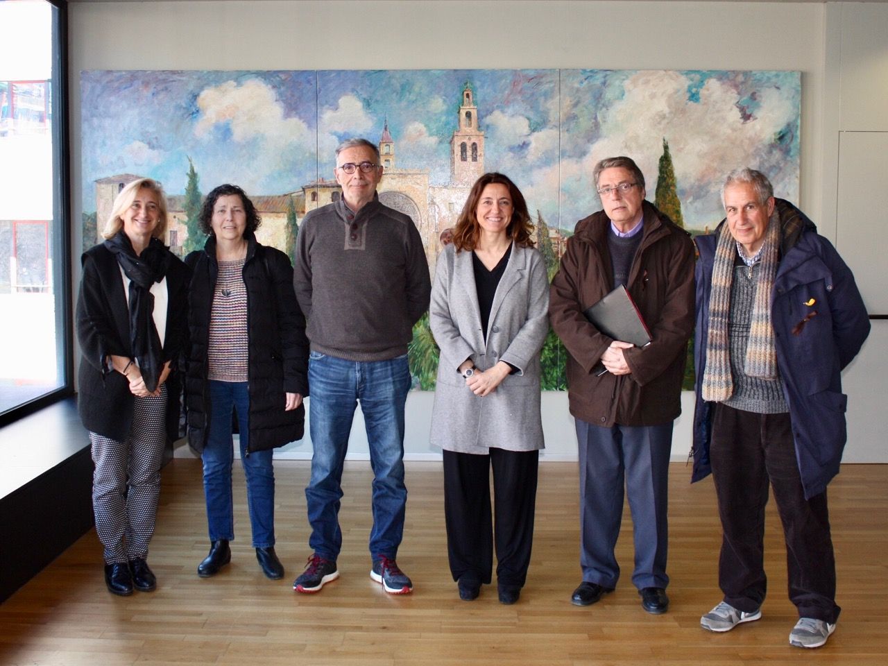 L'alcaldessa, Mercè Conesa, i la tinenta d'alcalde Susanna Pellicer, reben la plataforma de jubilats i pensionistes. FOTO: Cedida.