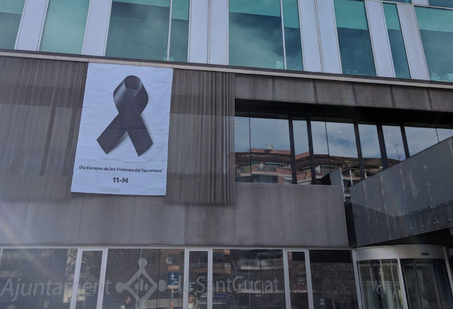 Pancarta en record a les víctimes d'atemptats terroristes FOTO: Ajuntament de Sant Cugat
