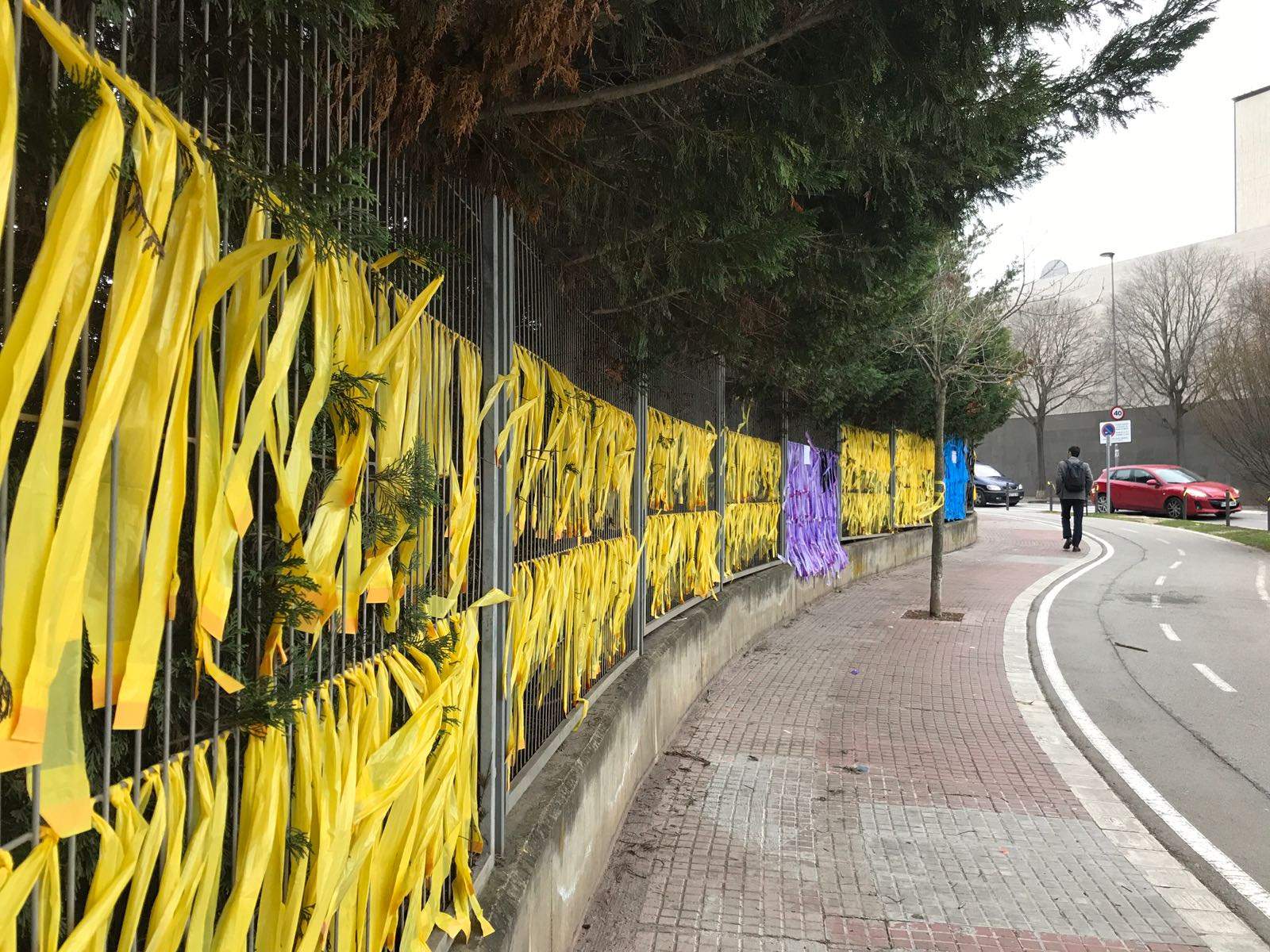 La rotonda dels Cinemes de Sant Cugat, plena de llaços grocs.