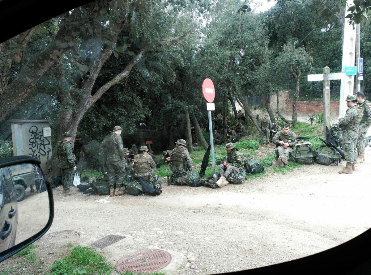 Grup de militars fent maniobres de pràctiques a Can Cortés, Sant Cugat FOTO: Enric Fabre