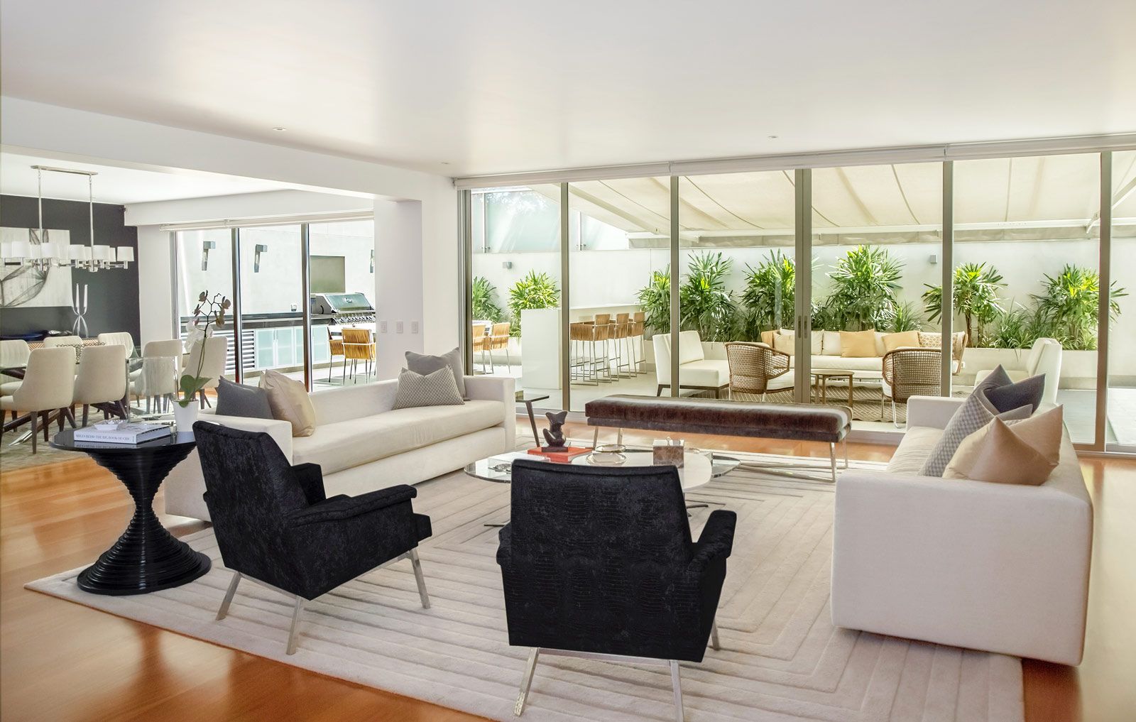 Els patis i les terrasses donen amplitud a l'estança d'accés.