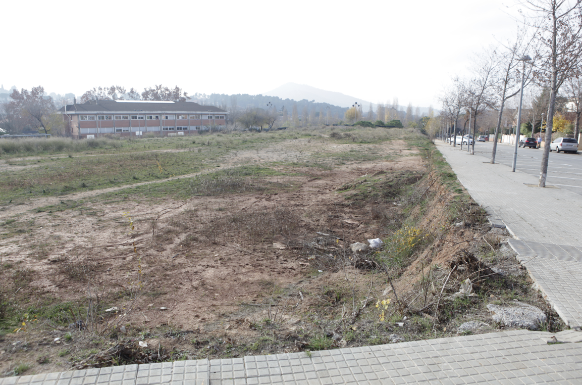 Terreny on es constuirà el Complex Esportiu de Mira-sol FOTO: Artur Ribera