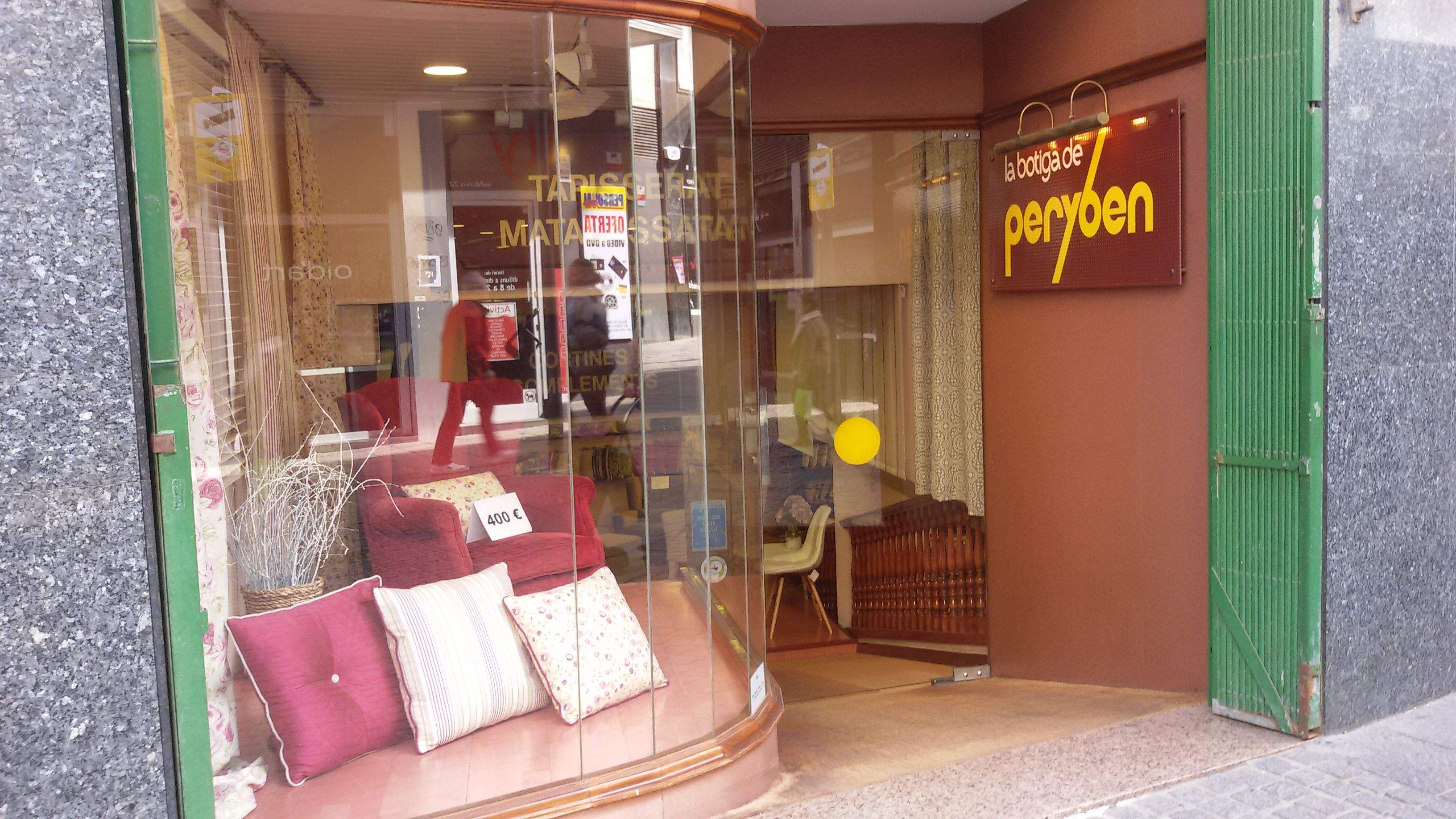 Aparador de la botiga de tapisseries Peryben, al carrer Valldoreix. FOTO: Toni Alfaro. 