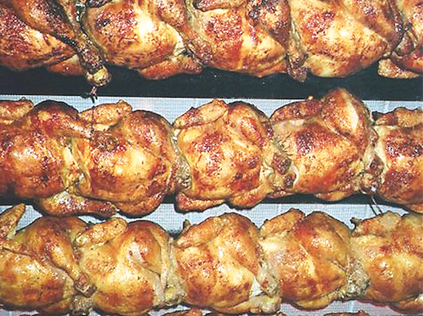 A Fet a la llenya ofereixen pollastres rostits, un menjar casolà i de qualitat FOTO: Cedida