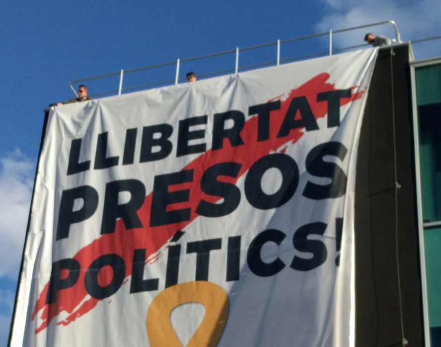 Pancarta penjada a l'ajuntament de Sant Cugat. FOTO: Cedida