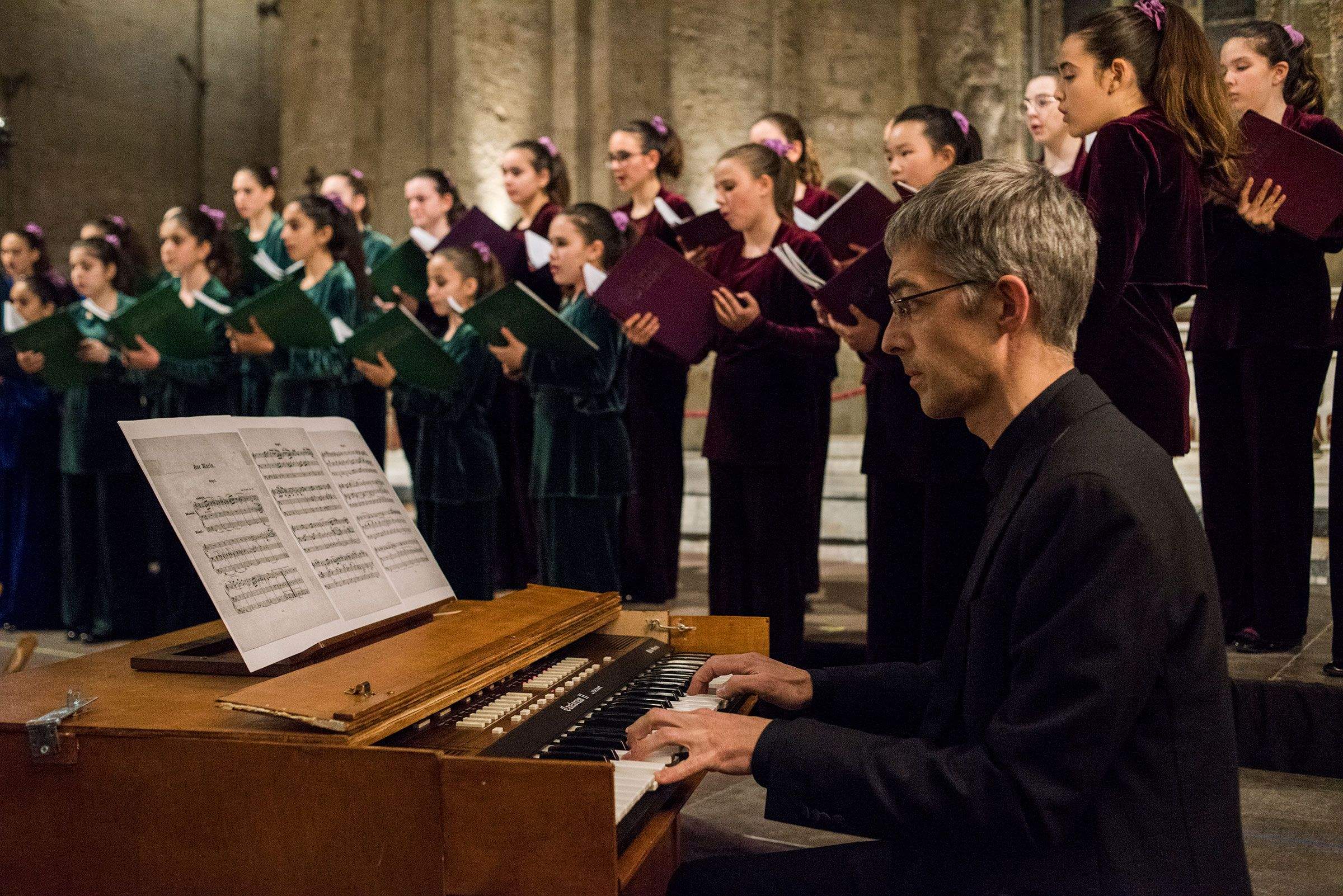 Concert de música sacra del cor vivaldi al Monestir de Sant Cugat. Foto Bernat Millet.