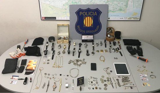 art de les més de 200 joies i 40 rellotges d'alta gamma recuperats pels Mossos d'Esquadra. FOTO: Mossos d'Esquadra