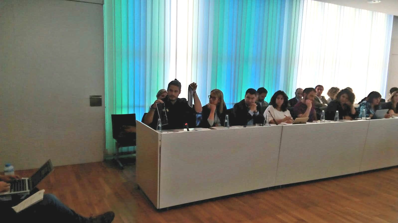 Gómez estripant la foto del rei 