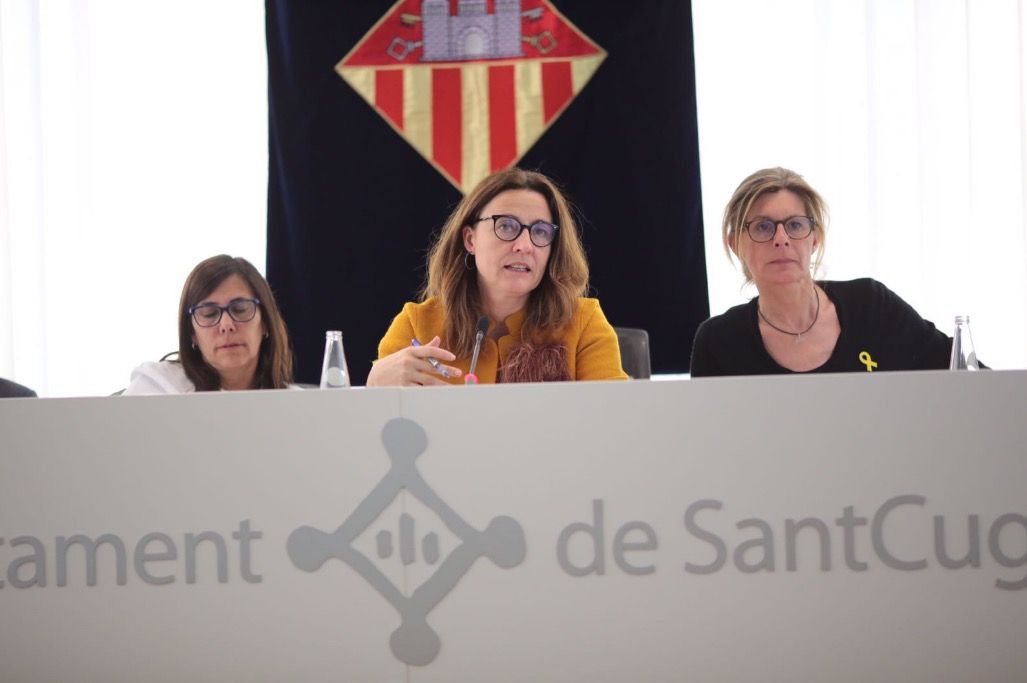 Imatge d'arxiu d'un ple municipal de Sant Cugat, amb l'alcaldessa Mercè Conesa  a la dreta la tinetn d'alcalde Carmela Fortuny FOTO: Artur Ribera