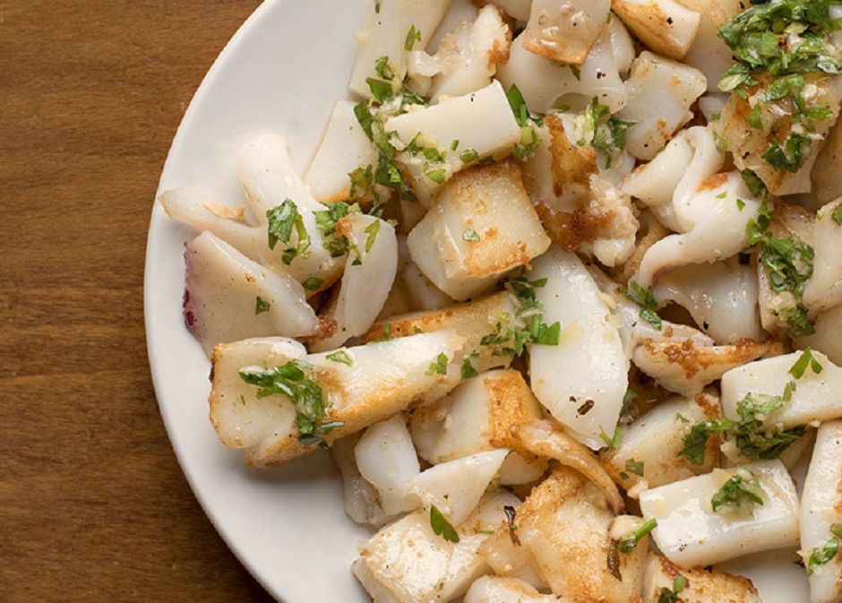 Un plat de sípia a la planxa i amb julivert FOTO: Cedida