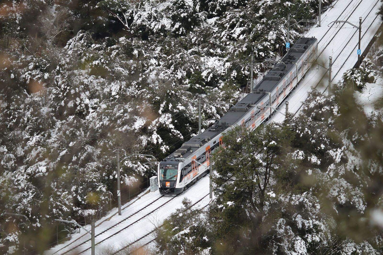 Les vies dels ferrocarrils han quedat plenes de neu FOTO: Artur Ribera