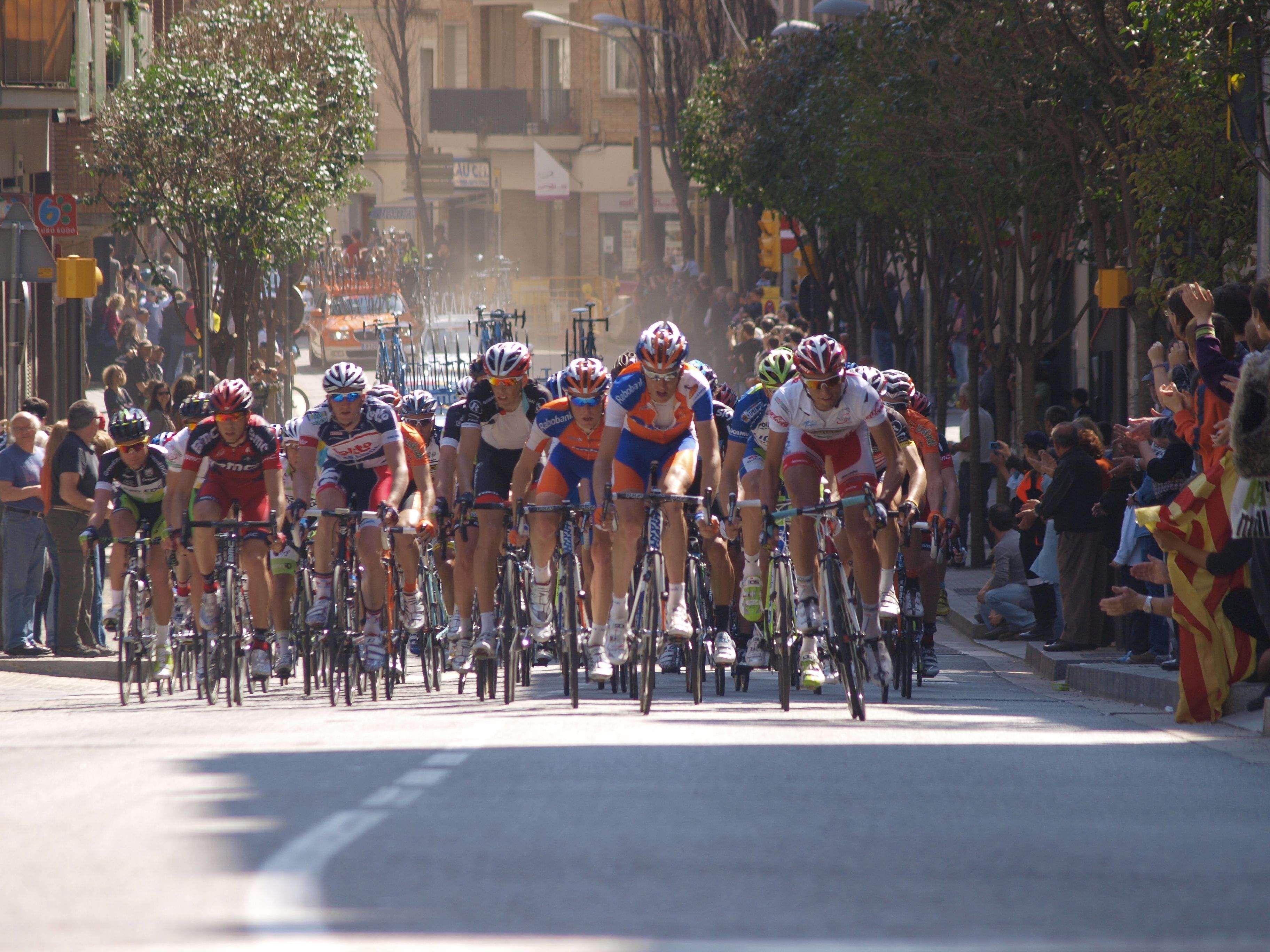 La Volta Ciclista a Catalunya ja ha passat en diverses ocasions per Sant Cugat. FOTO: Artur Ribera
