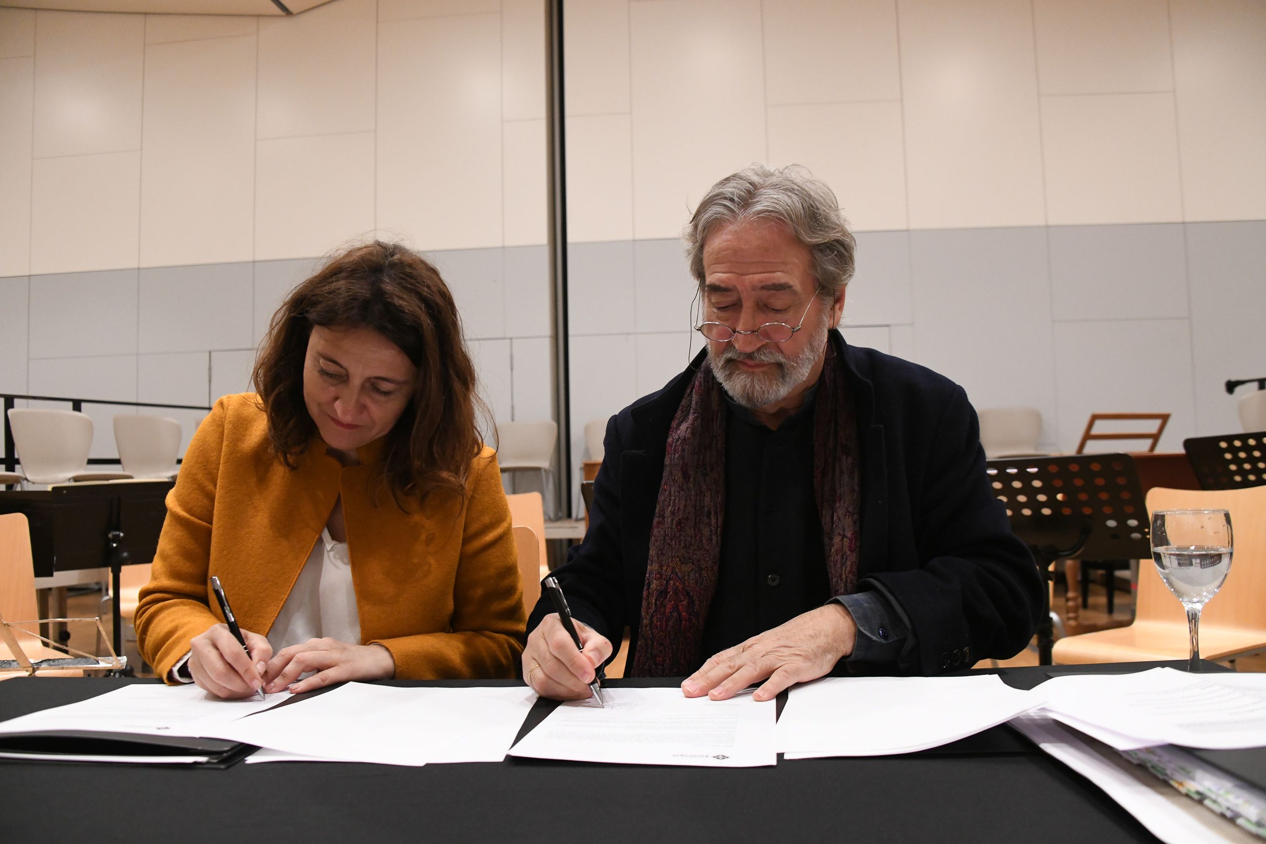 L'alcaldessa, Mercè Conesa, i el mestre Jordi Savall a la signatura del conveni. FOTO: Cedida. 