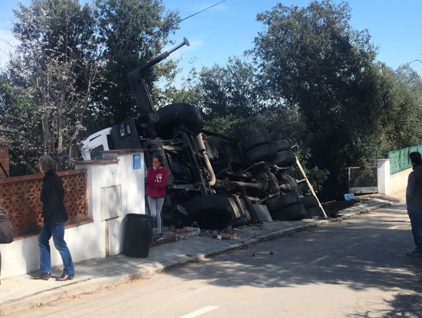 El camió ha bolcat i ha trencat una canonada d'aigua i un pal de llum FOTO: Cedida