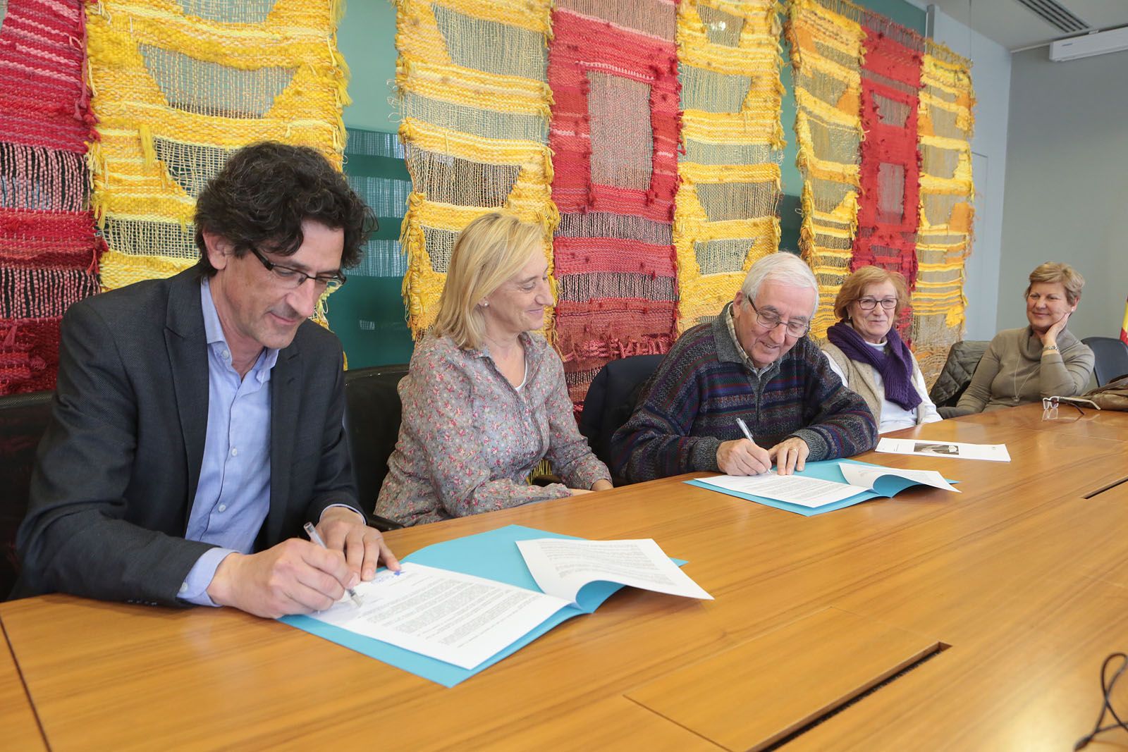 Sergi Pla, gerent de Sorea, Susanna Pellicer, tinenta d'alcalde i Francesc Pèlach, gerent de GURU, amb altres representants de la fundació. FOTO: Artur Ribera.