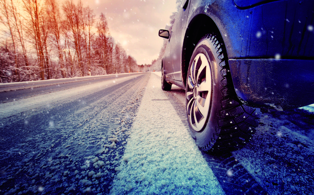 Cal anar reduint la velocitat ja que la neu, a l’arribar al terra, es fon en un mantell lleu d’aigua, fomentant l’aquaplanning i allargant la distància de frenada