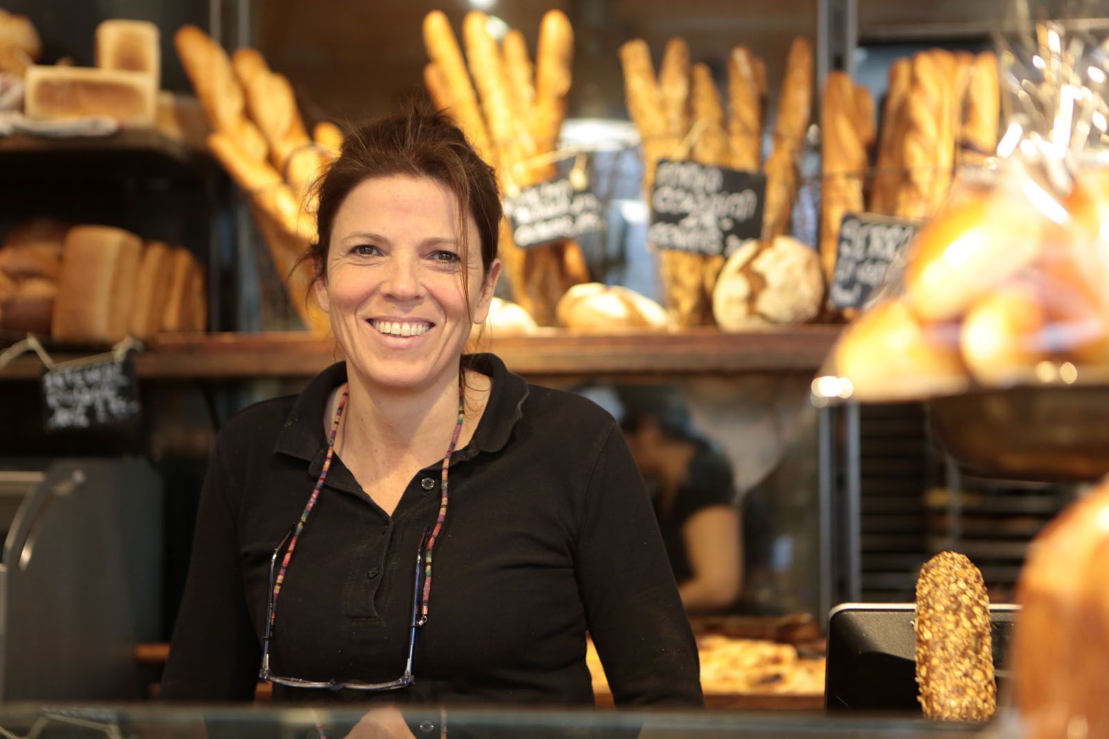 Laura Serrajòrdia al seu Taller de pa. FOTO: Artur Ribera. 