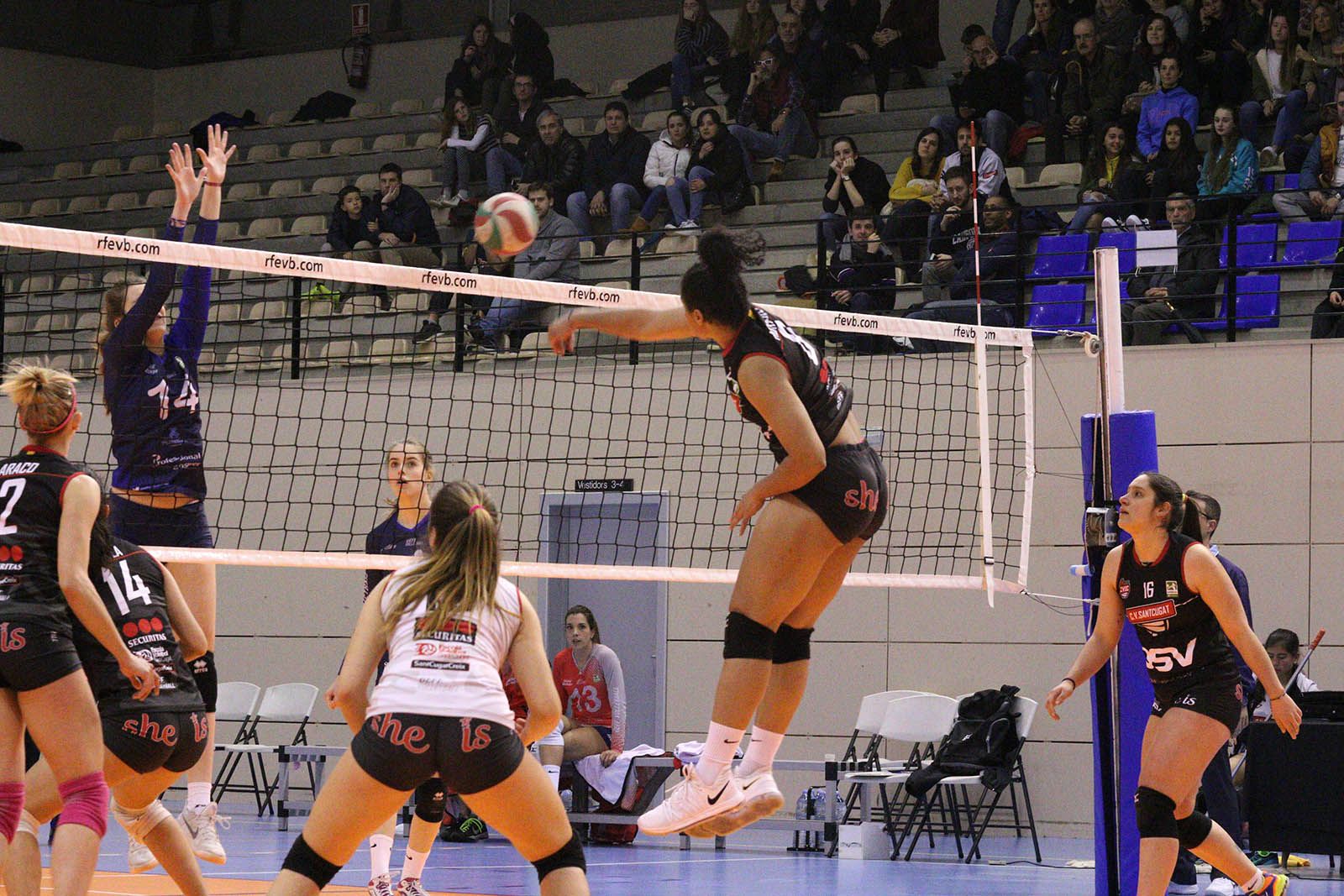 Carla Moreira, en una acció del partit amb l'Alcobendas. FOTO: Lali Álvarez