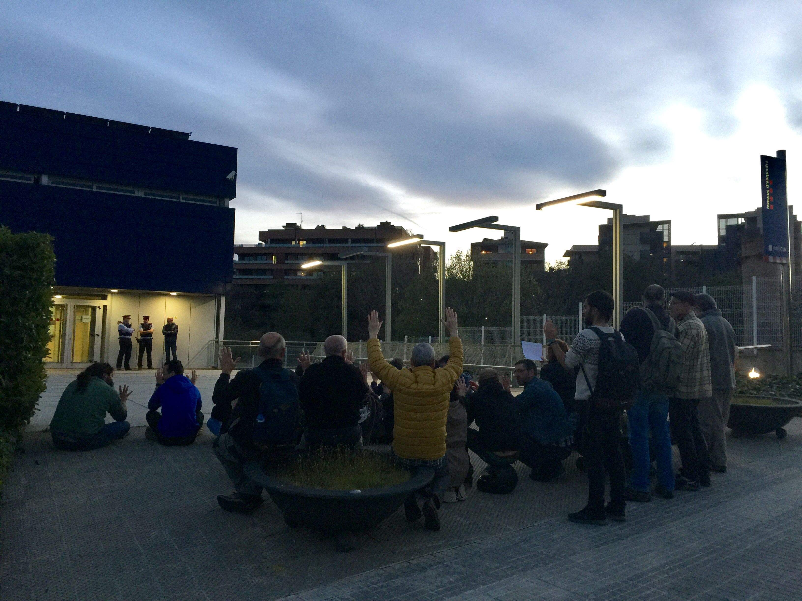 Concentració pacífica a les portes de la Comissaria dels Mossos. FOTO: C.Caballé