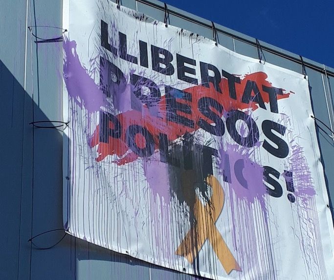Taquen la pancarta pels presos polítics a Valldoreix. FOTO: Cedida