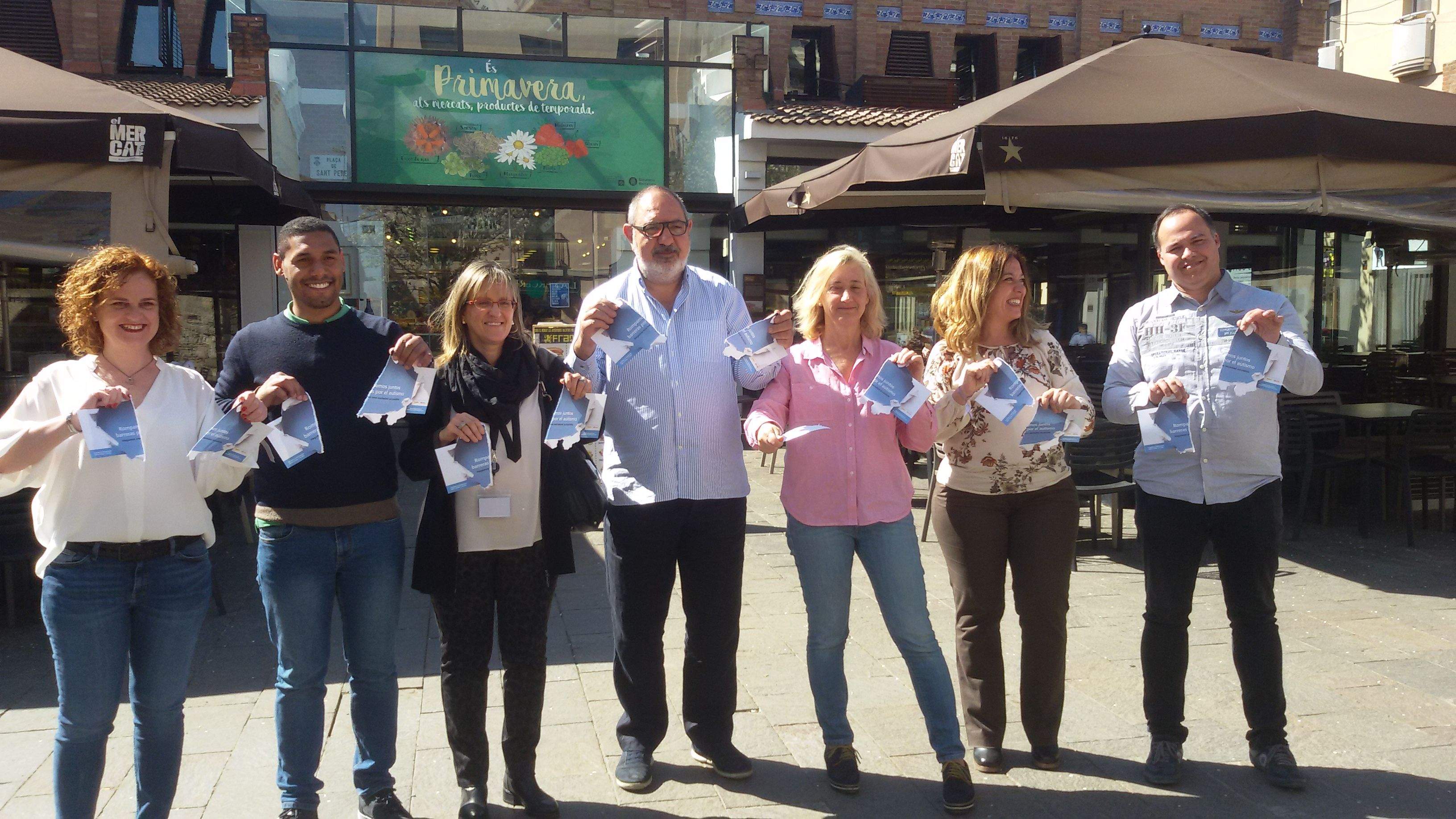 Representants d'Ajuntament i entitats a la presentació de les activitats pel Dia Muncial de l'Autisme. FOTO: Toni Alfaro. 