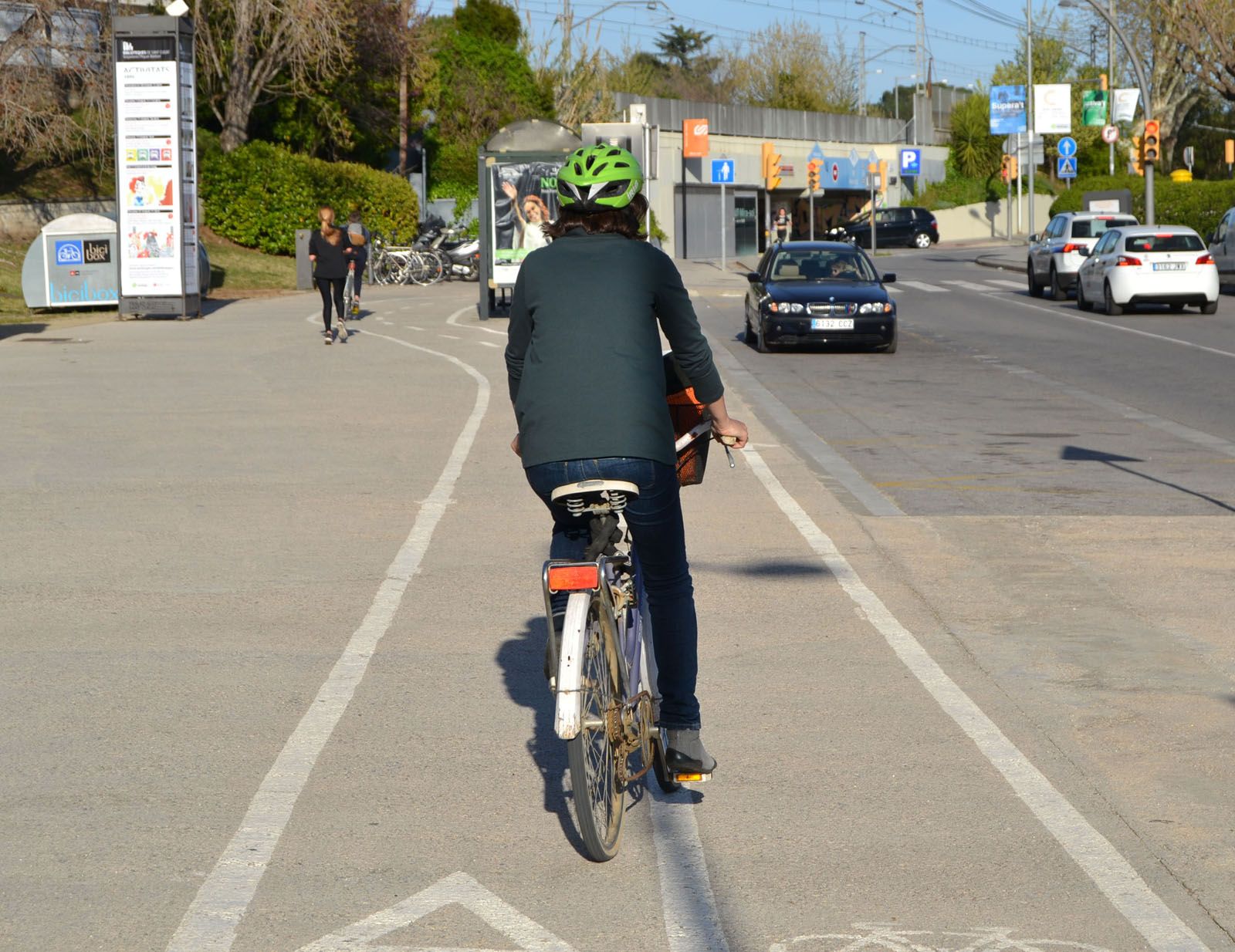 Carril bici a tocar de l'estació de Ferrocarrils de Mira-sol FOTO: Sílvia Polanco