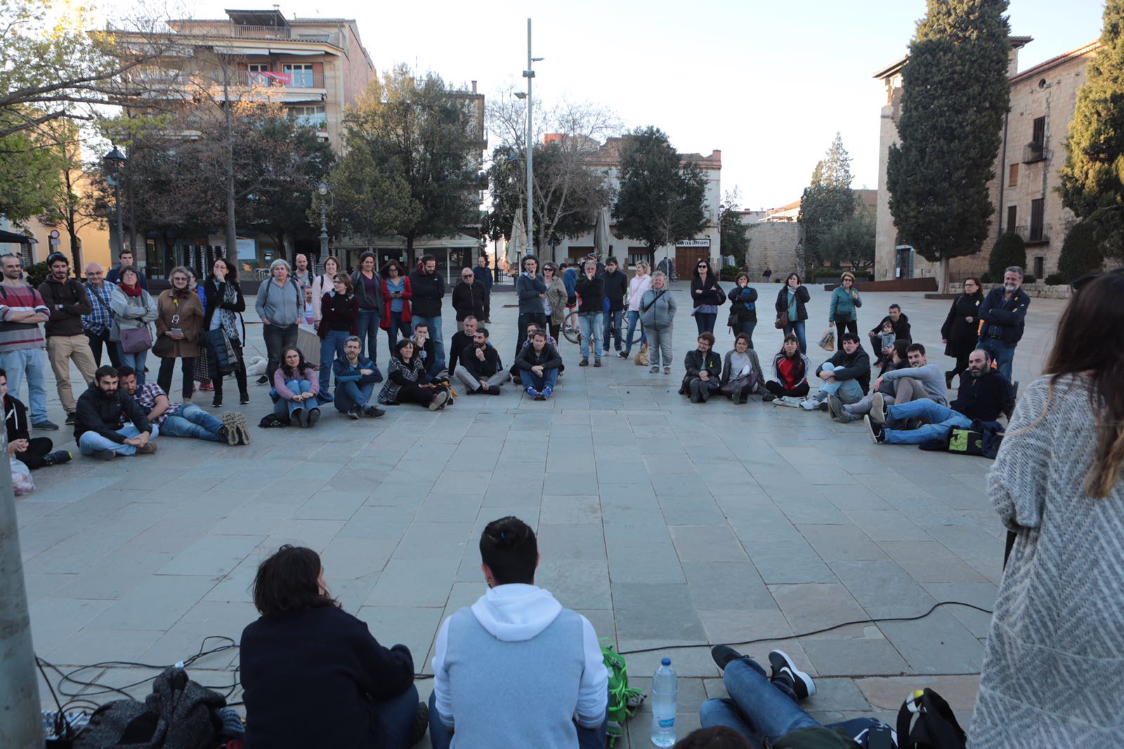Assemblea del CDR de Sant Cugat a la plaça d'Octavià. FOTO: Artur Ribera