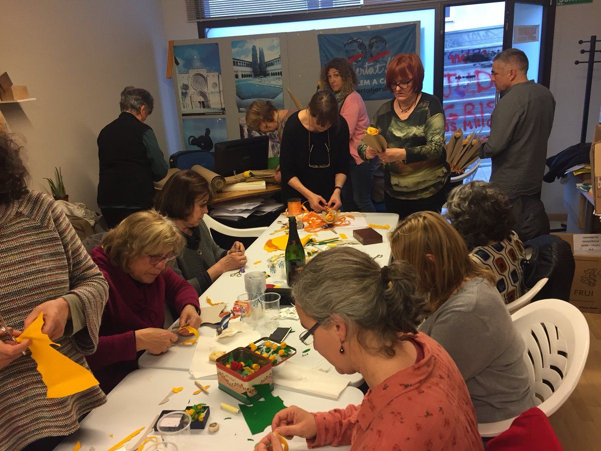 Taller per fer roses grogues a la seu d'Òmnium FOTO: ANC Sant Cugat