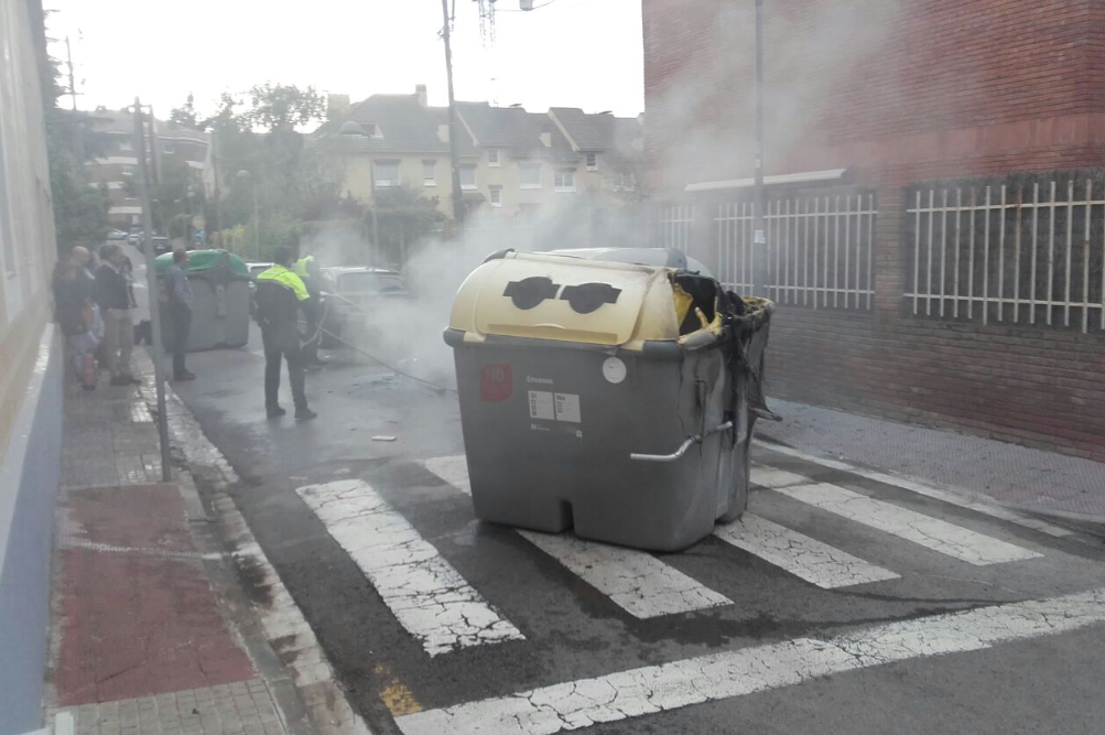 Un dels contenidors cremats a Sant Cugat FOTO: Cedida