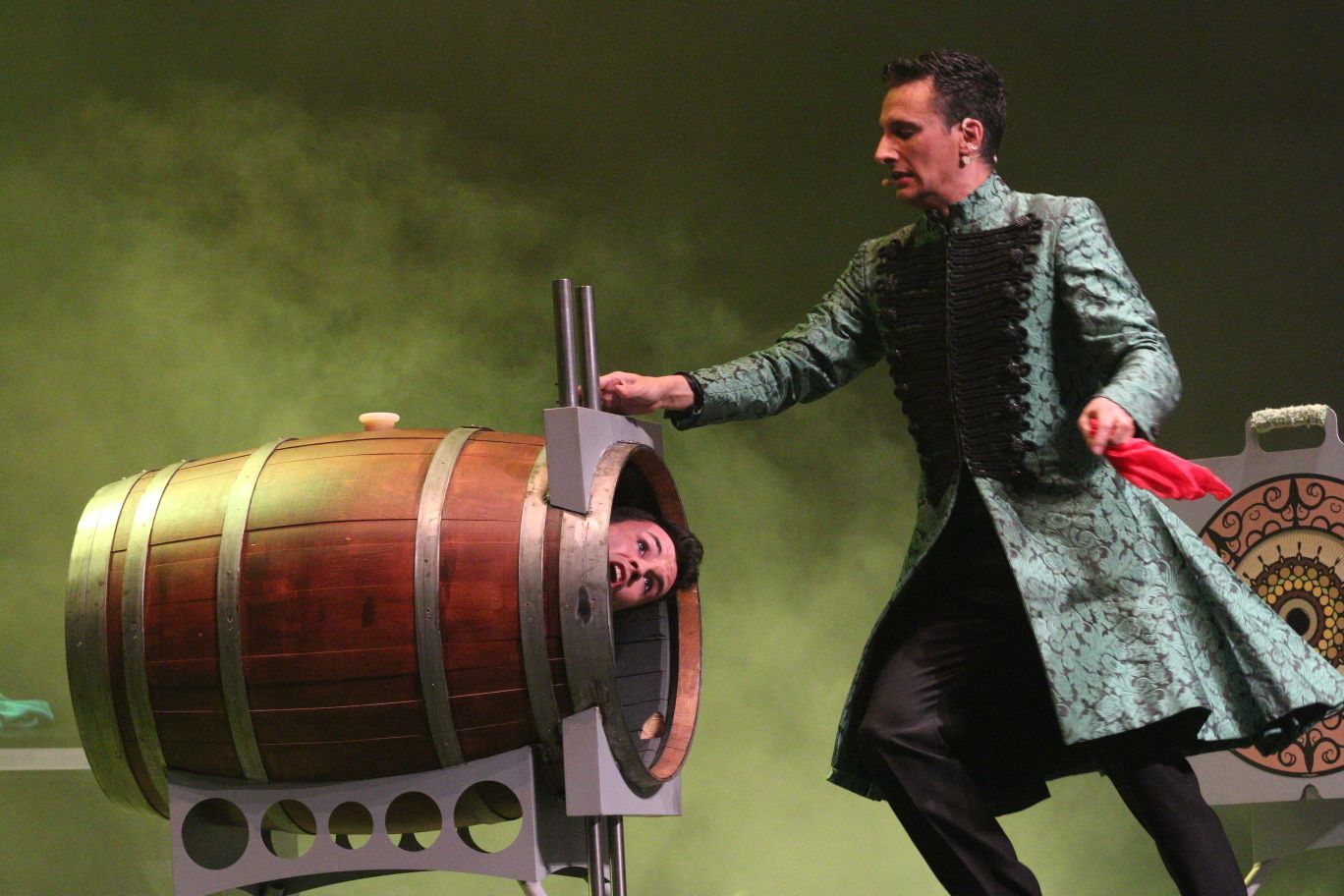 El Mag Lari, en un dels trucs amb el seu únic assistent de màgia durant tot l'espectacle, Albert Obach. FOTO: Lali Álvarez