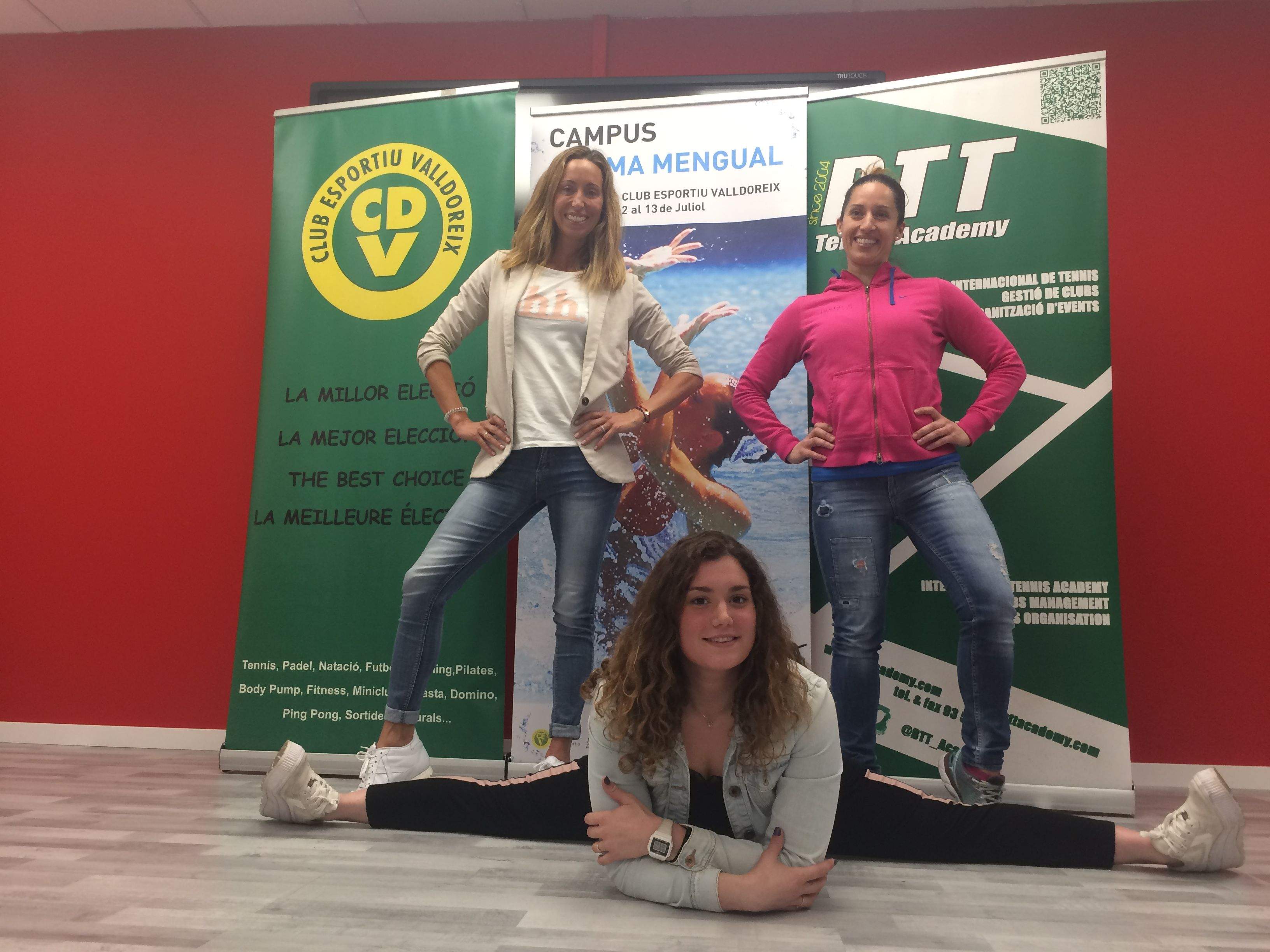 Gemma Mengual, a l'esquerre de la imatge, amb entrenadores del seu campus. FOTO: Àlex López Puig