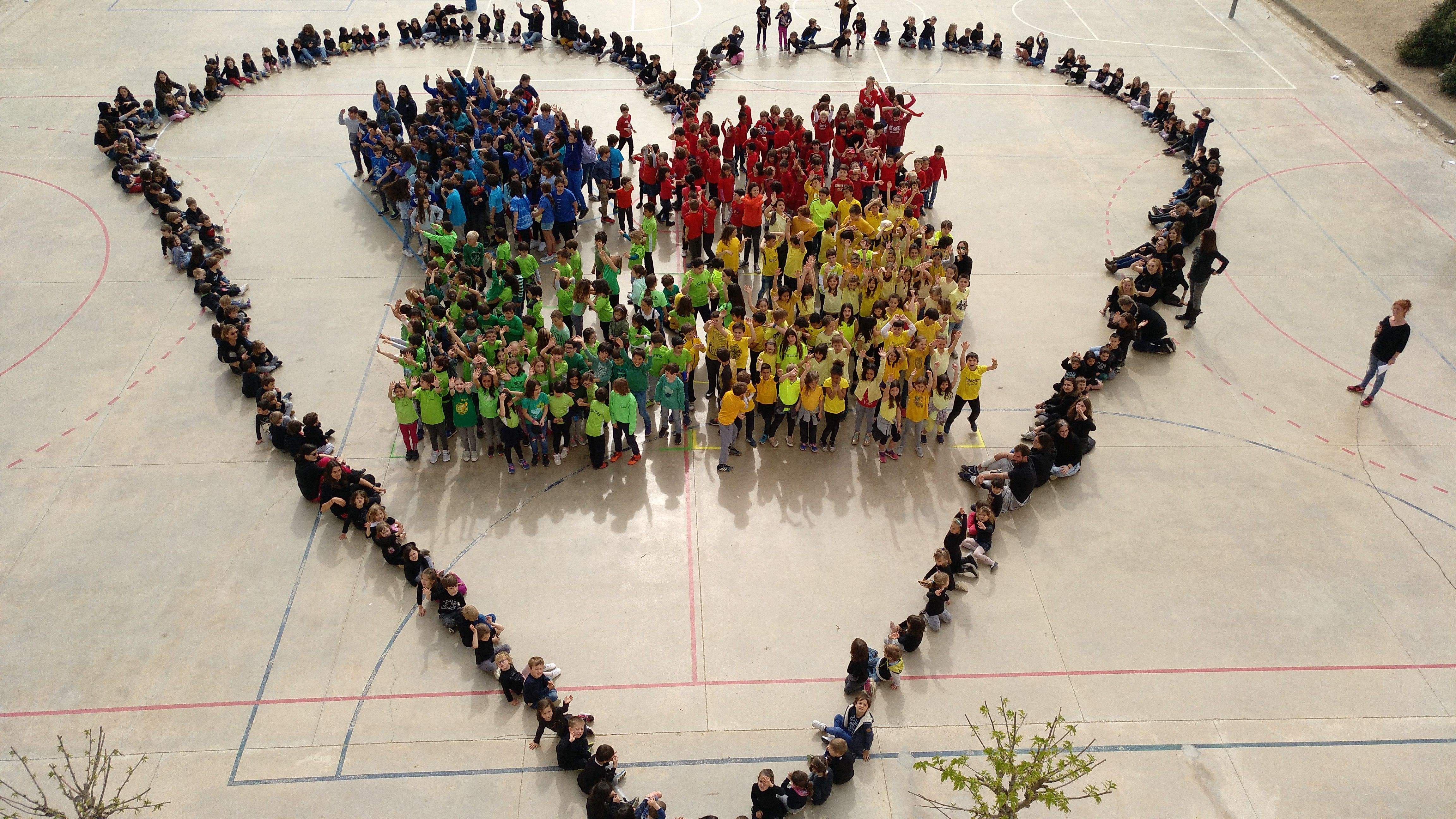 Foto mural dedicada a l'autisme feta pels alumnes de l'Escola l'Olivera FOTO: Cedida