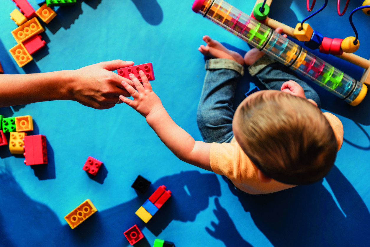 Podeu amagar objectes sonors, o ficar i treure coses d’una caixa