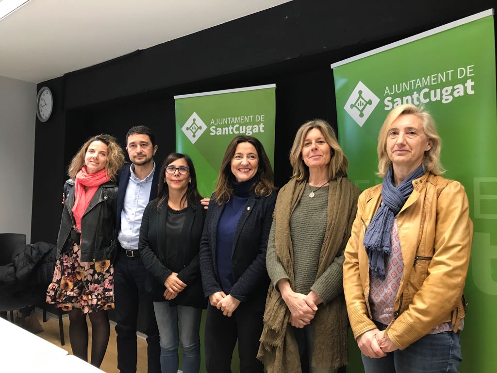 Els tinents d'alcalde amb l'alcaldessa al mig FOTO: Àgata Guinó