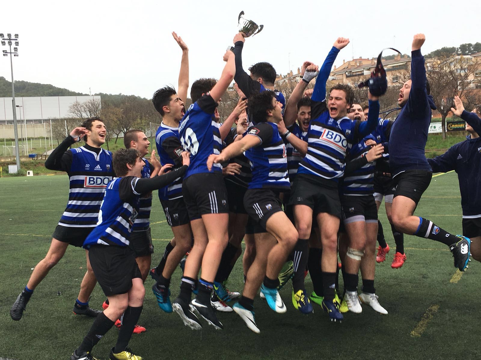L'equip sub-18 del Club de Rugby Sant Cugat celebrant el Campionat de Catalunya. FOTO: CRSC