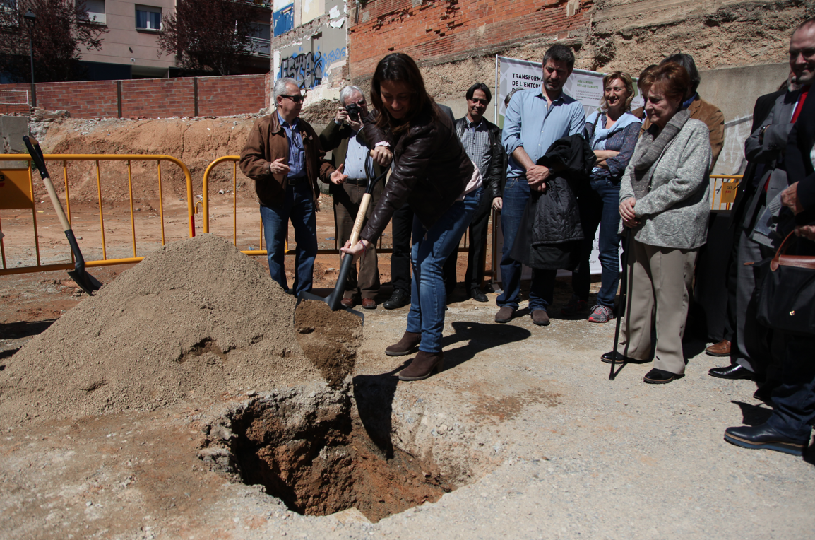 L'alcaldessa de Sant Cugat posant la primera pedra d'una promoció d'habitatge públic fa uns anys FOTO: Lali Puig