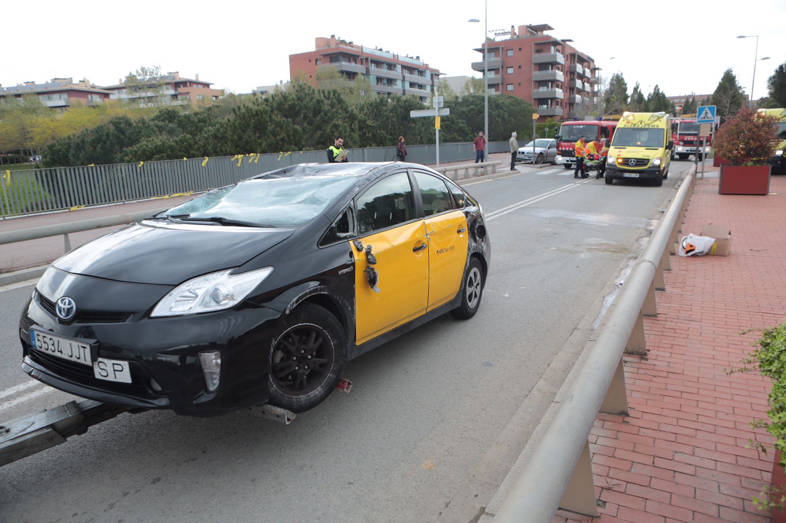 Taxi bolcat en el moment de ser retirat. FOTO: Artur Ribera