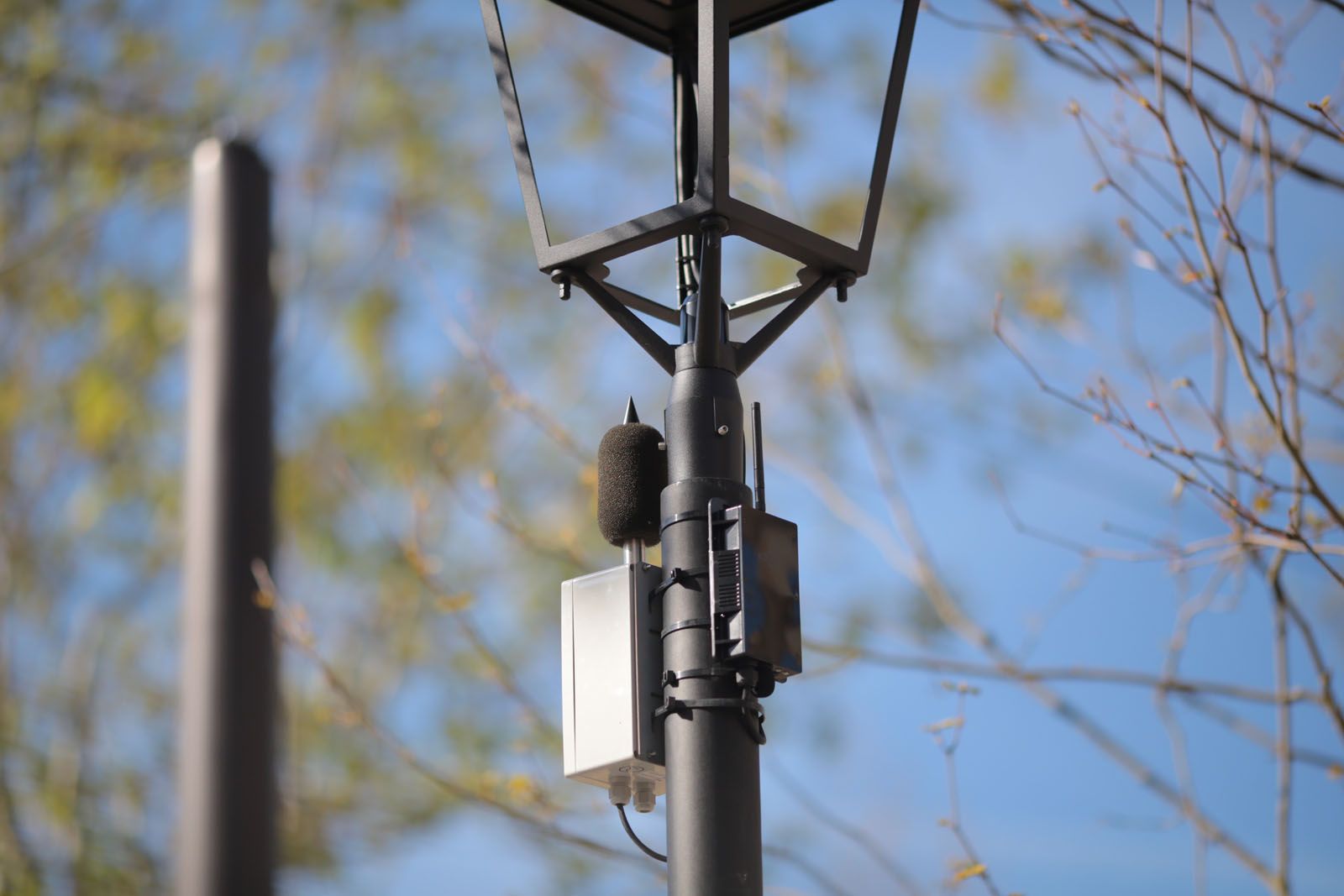 Un dels fanals ja instal·lats a la plaça de Barcelona FOTO: Artur Ribera