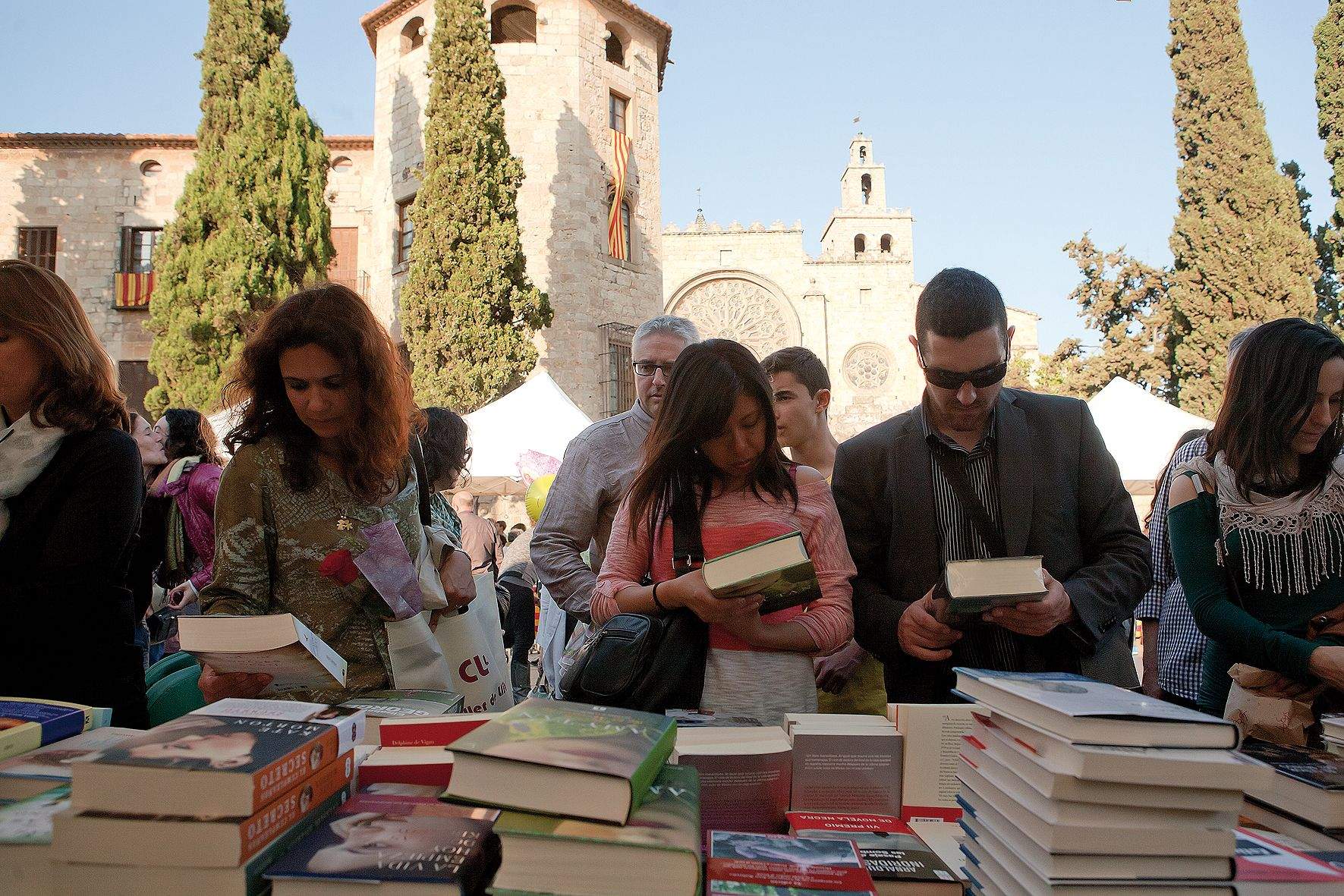 La plaça d'Octavià és el centre de l'activitat per Sant Jordi. FOTO: Artur Ribera