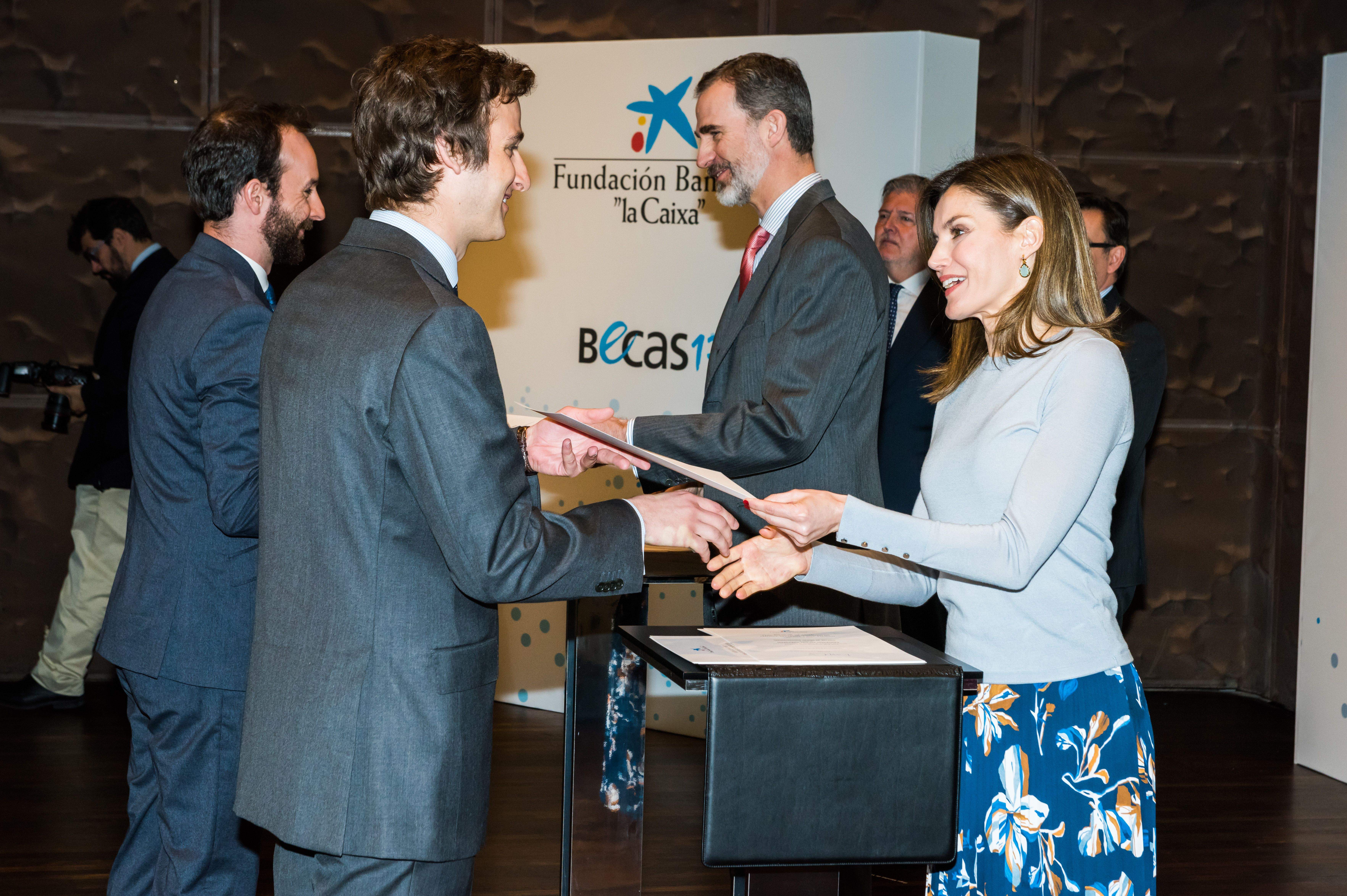 Els reis de l'estat espanyol entreguen el diploma de la beca a Josep Melé. FOTO: La Caixa. 