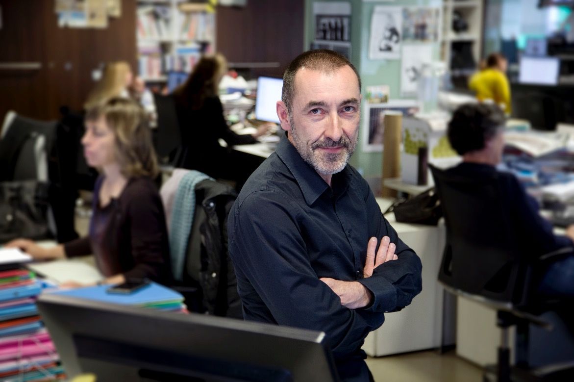 Josep Corbella, a la redacció de ‘La Vanguardia’. FOTO: Pedro Madueño