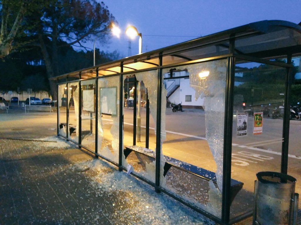 Marquesina de l'estacio de busos de Valldoreix després de l'actuació dels vàndals. FOTO: EMD Valldoreix.