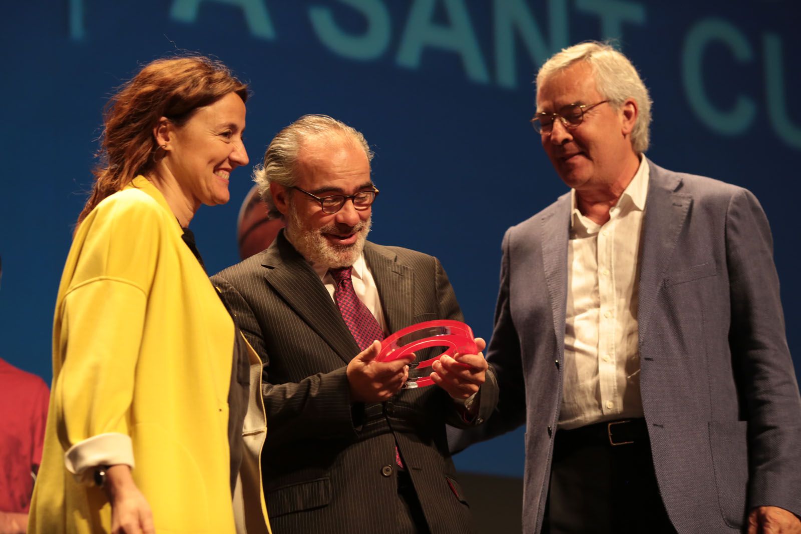 Rafa Espino i Joaquim Serrahima han rebut de Mercè Conesa el premi a tota una trajectòria. FOTO: Artur Ribera
