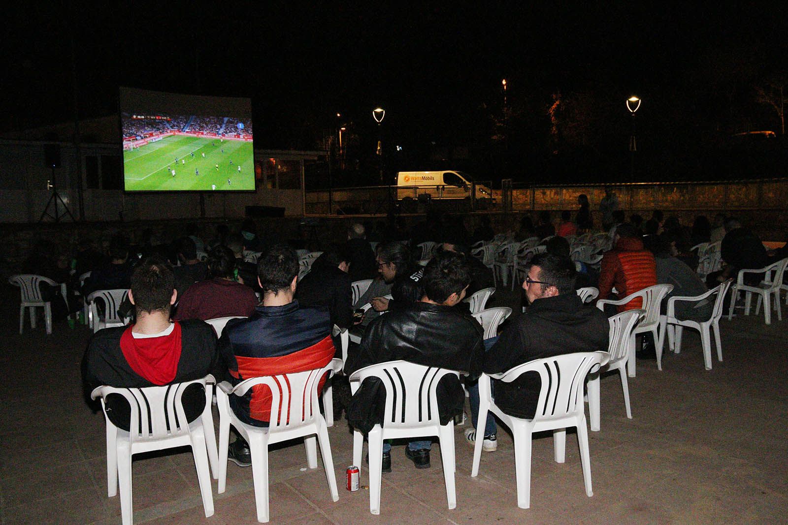 El Club Handbol Valldoreix ha instal·lat una pantalla gegant al Casalet de Valldoreix. FOTO: Lali Álvarez