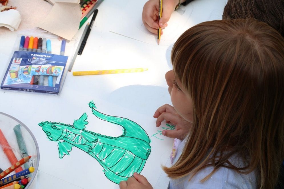 Taller de dibuix infantil de Sant Jordi. FOTO: Lali Álvarez