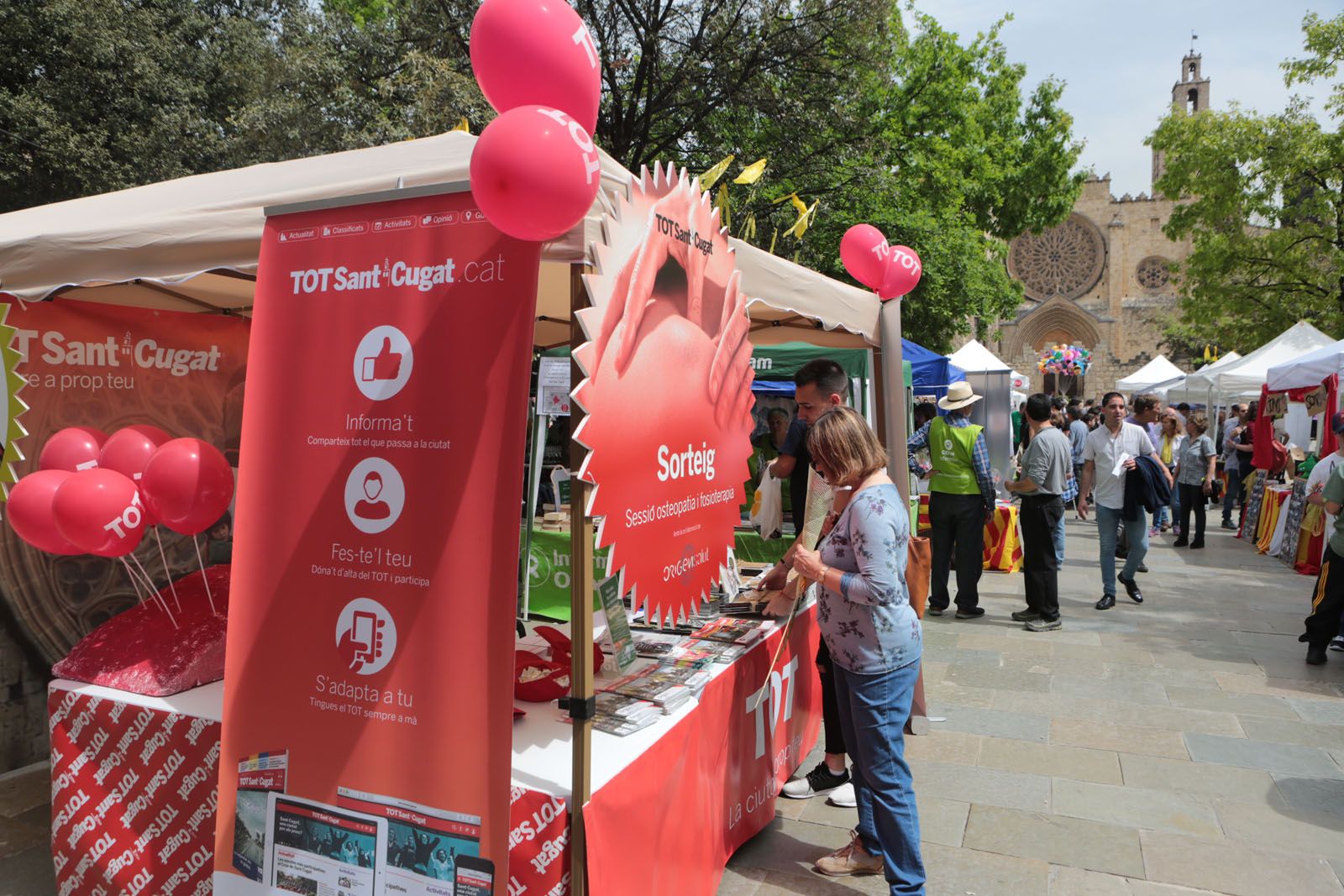 Stand del TOT Sant Cugat a la plaça d'Octavià. FOTO: Artur Ribera.