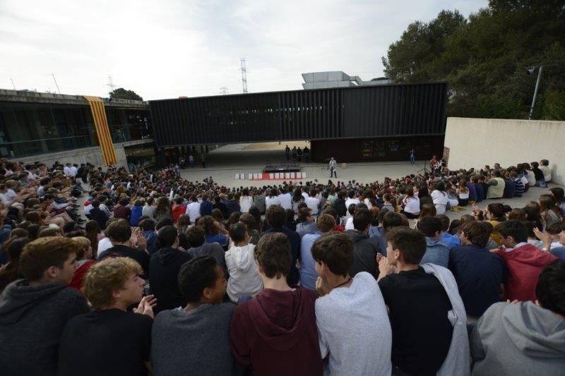 Els alumnes de l'escola van emplenar l'Amfiteatre. FOTO: Thau Sant Cugat.