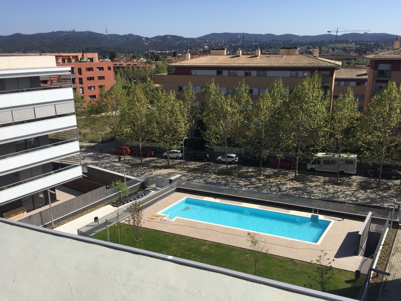 L'habitatge compta amb una zona comunitàriam amb una piscina FOTO: Cedida