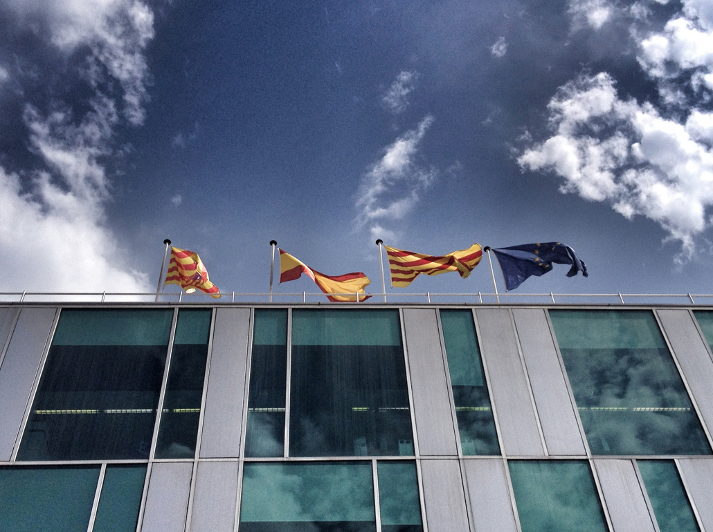 Banderes a l'Ajuntament de Sant Cugat del Vallès FOTO: Artur Ribera