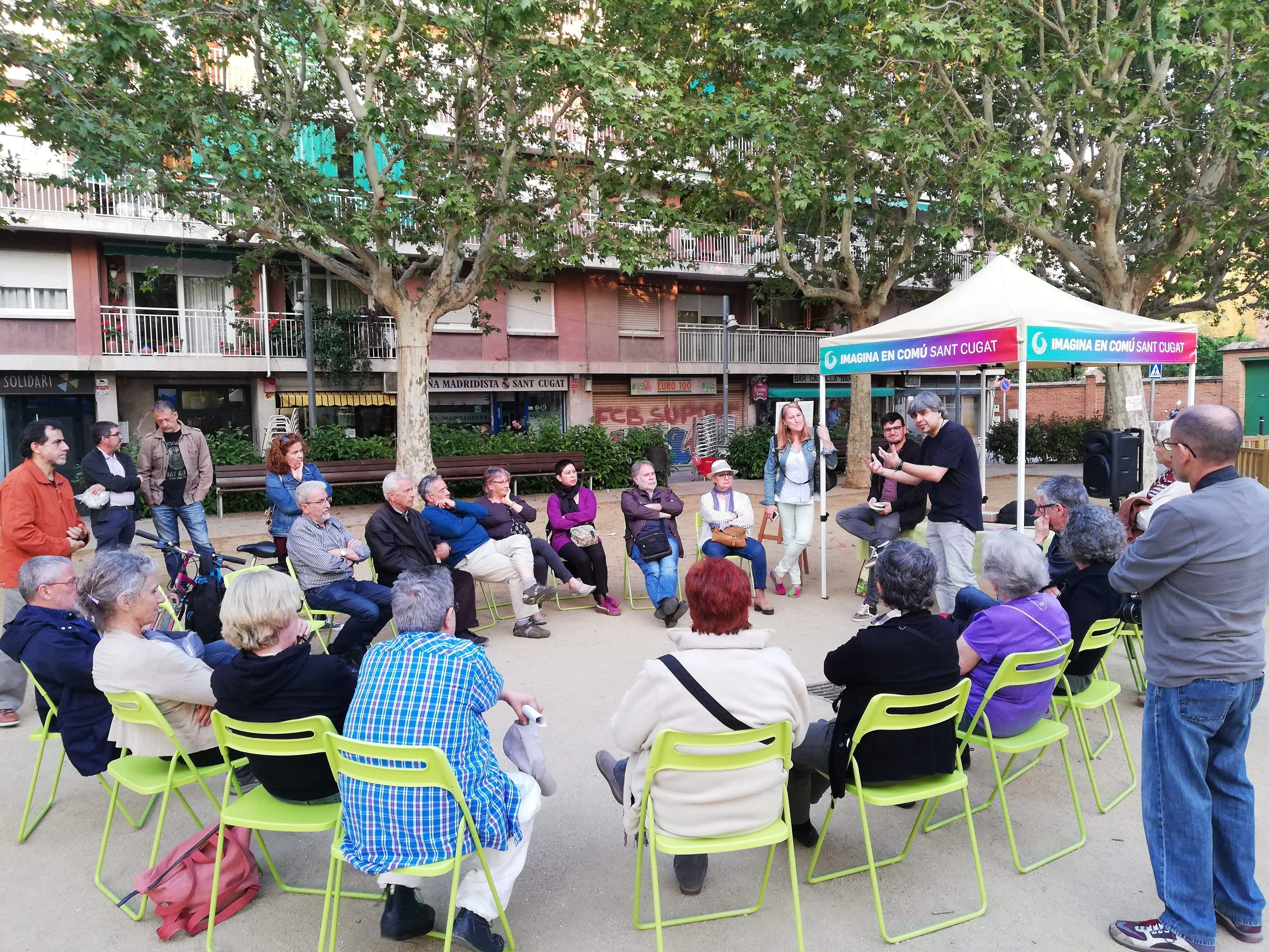 Taller veïnal d'Imagina en Comú Sant Cugat a la plaça d'en Coll. FOTO: Toni Alfaro.